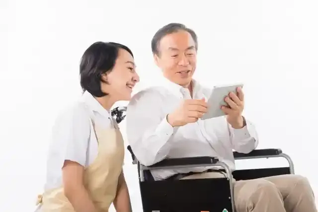 車椅子の男性と介護をする人15