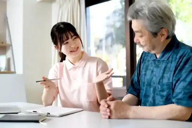 高齢者と会話する女性スタッフ（介護士）