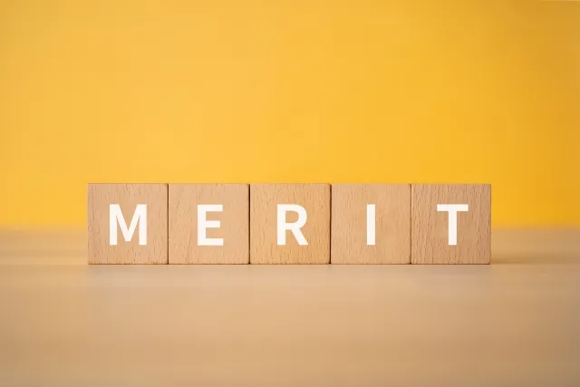 「MERIT」と書かれた積み木
