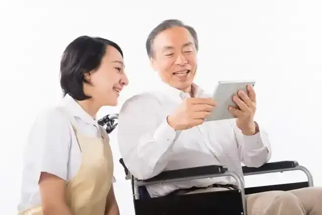車椅子の男性と介護をする人17