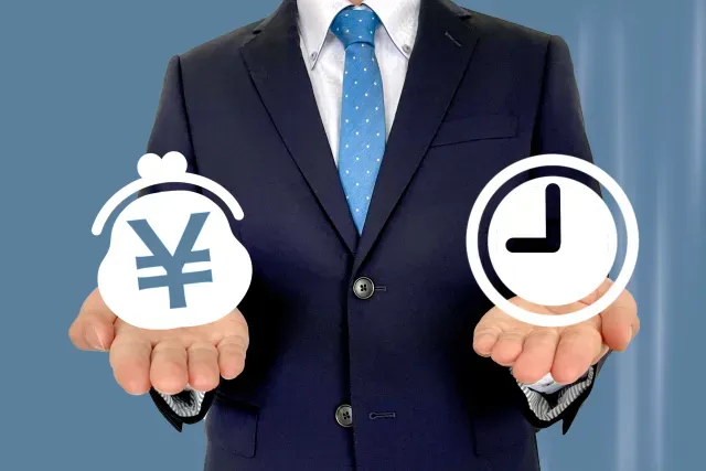 時間とお金を比較する男性