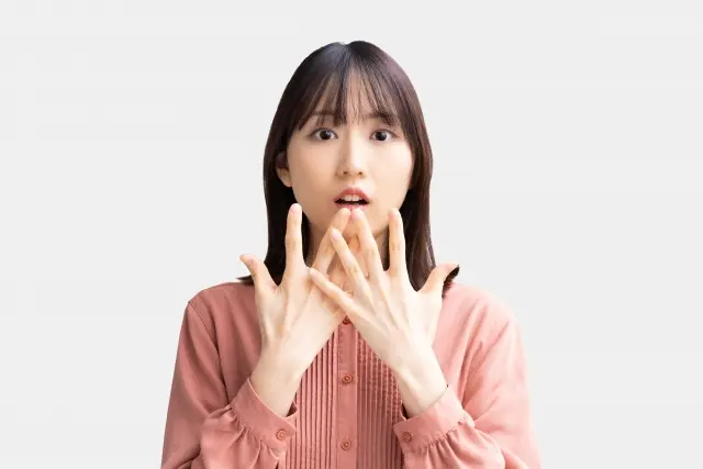 驚く女性・ビジネスウーマン