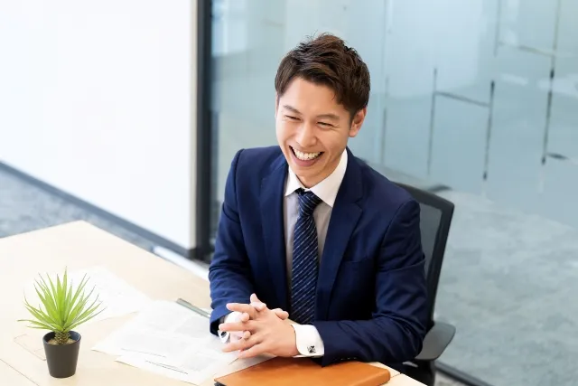 笑顔で対話をする男性ビジネスマン