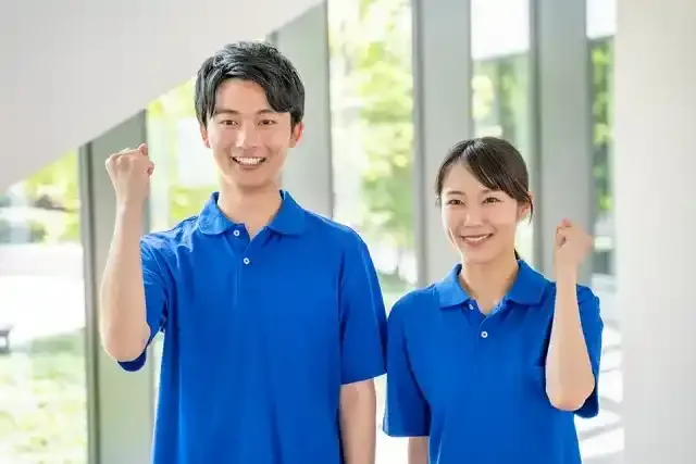 ガッツポーズでやる気の介護施設スタッフ
