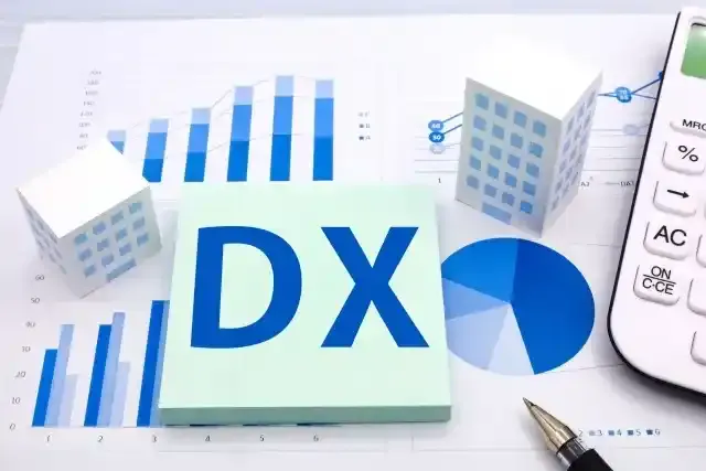 資料とビルの模型とDXの文字