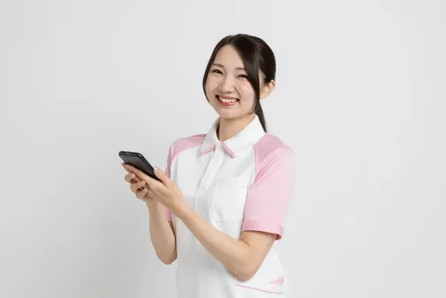スマホを操作する介護士
