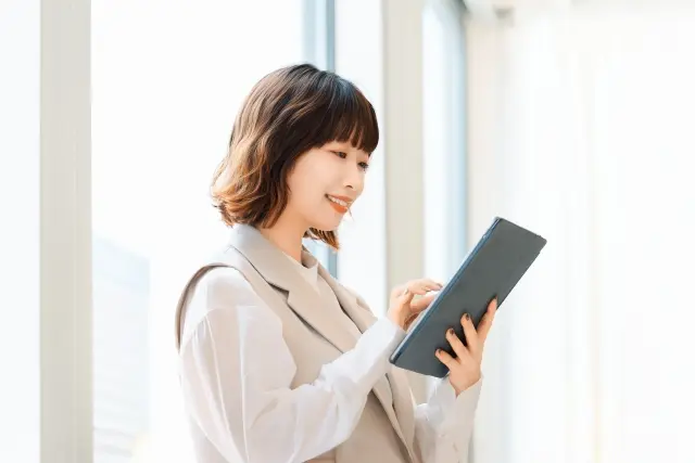 スマホを触る女性