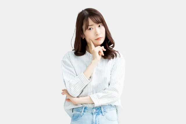考えごとをする女性