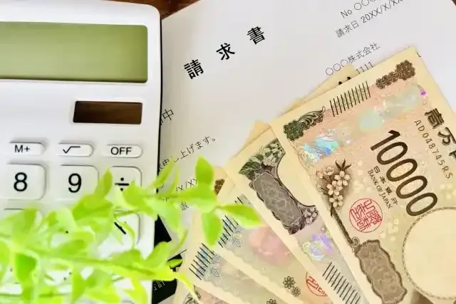 請求書と現金(新紙幣) (1)