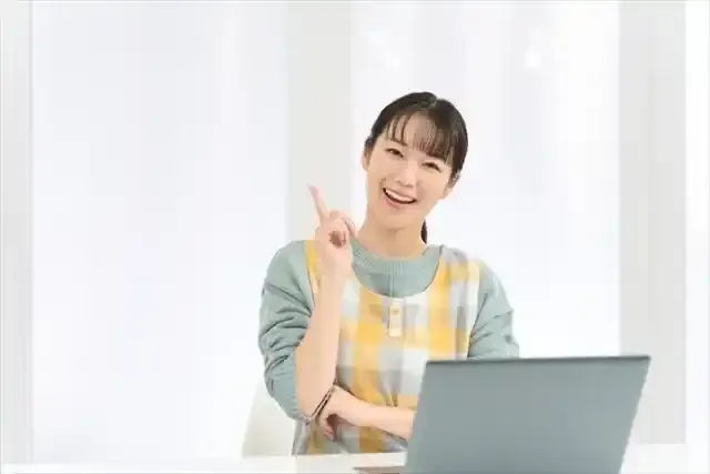 良いことを思いつくエプロンを着た女性