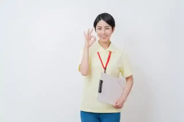 OKサインをする介護士の女性。 (2)