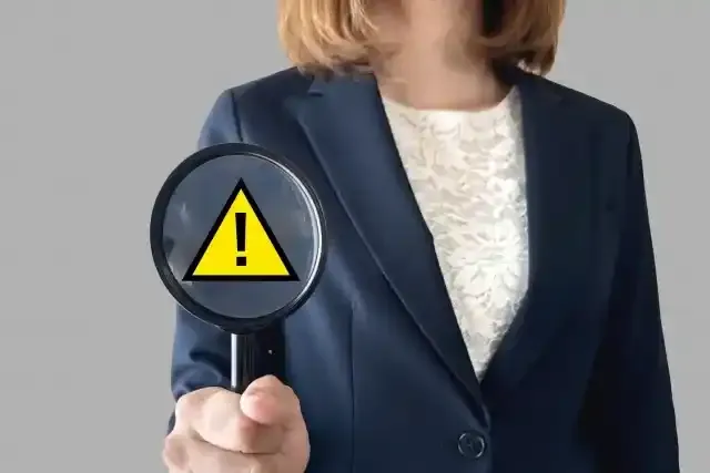 ビジネスの注意点を探す女性