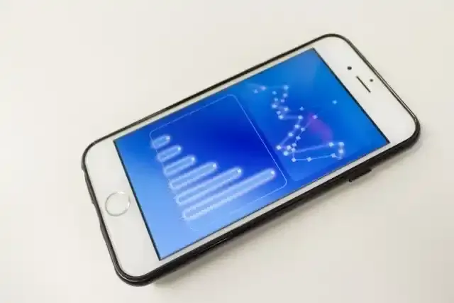 段階的UPを示すスマートフォンの画面イメージ