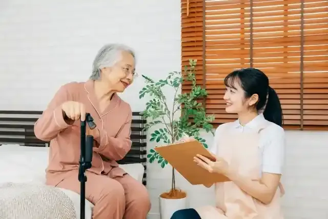 高齢者のカウンセリングをする女性(杖)