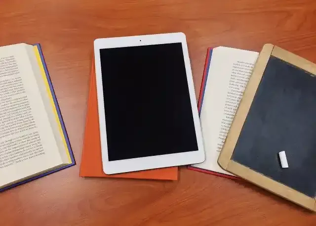 タブレット・本2冊置いてあるデスク