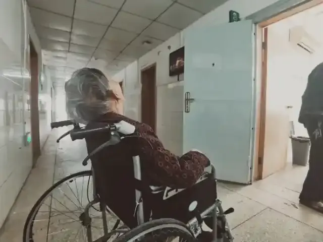 車椅子に乗る高齢者