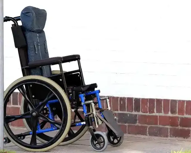 車椅子に乗る高齢者