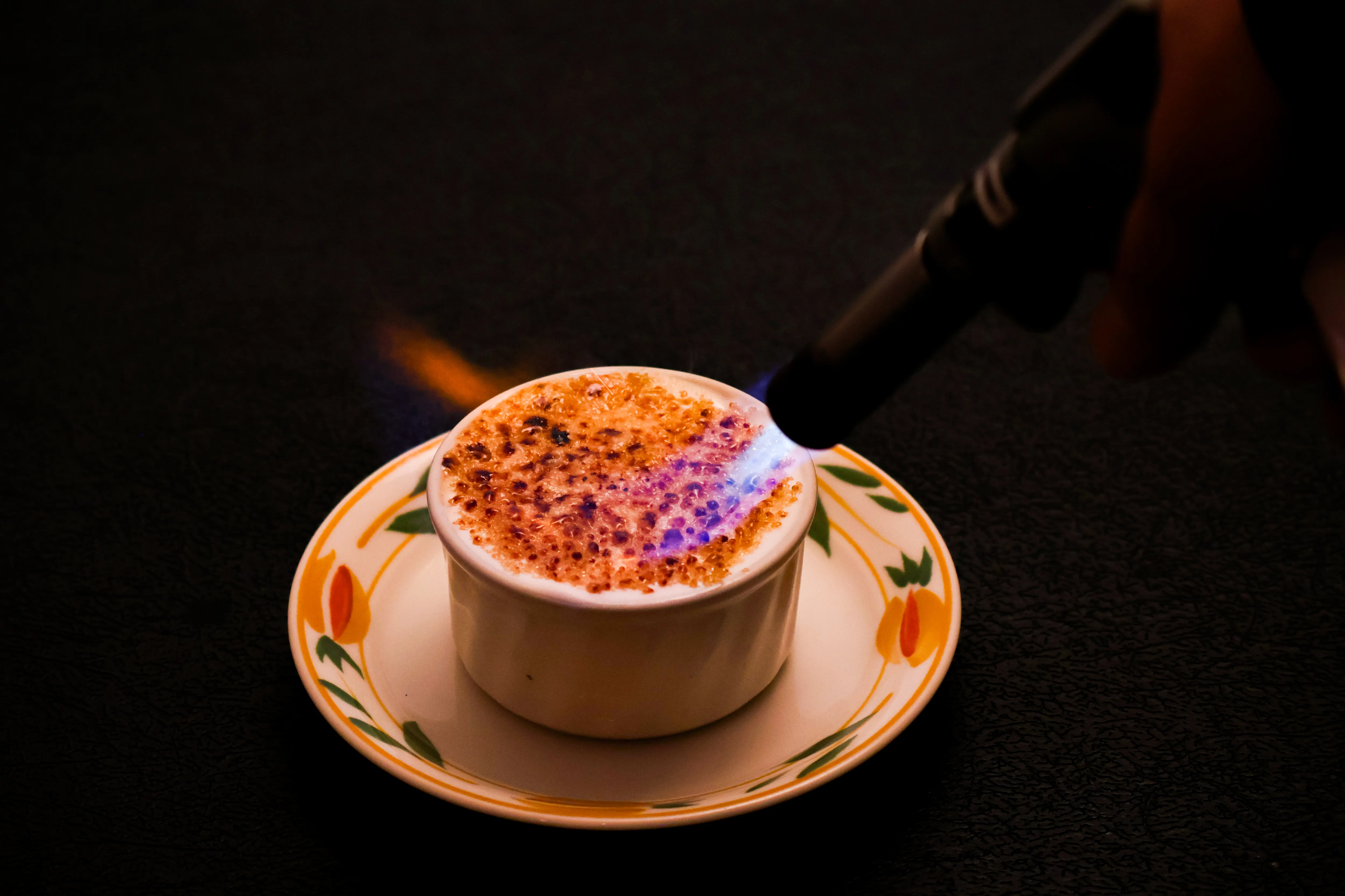 バーナーで炙っている様子