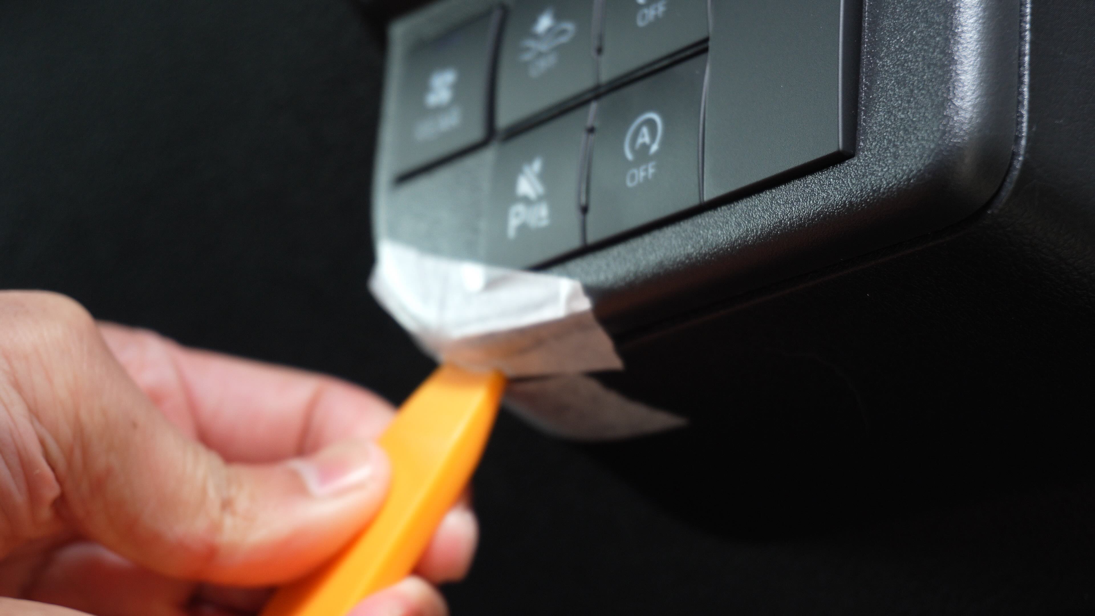 アトレーのスイッチパネルを内張り剥がしで外す様子