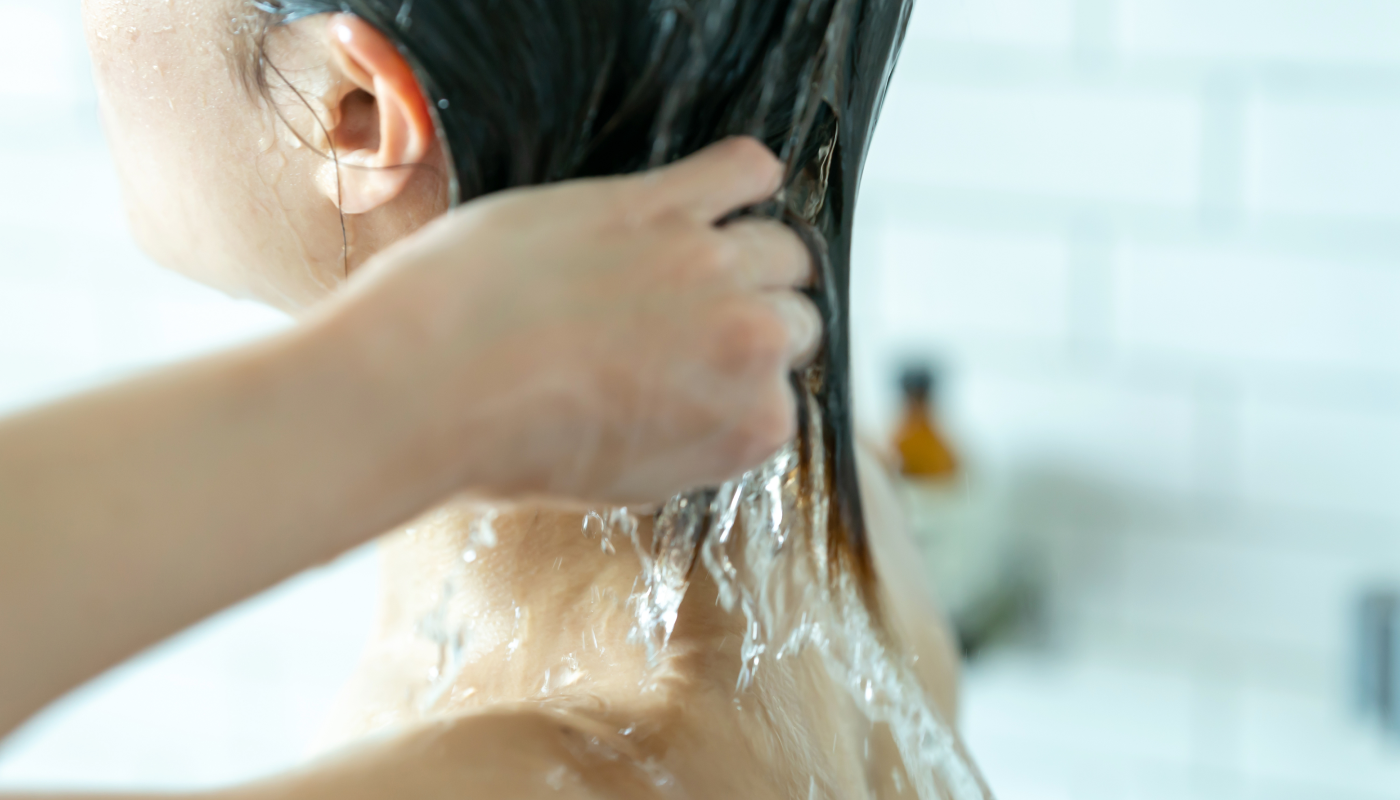 シャンプー後、余分な水を落とす