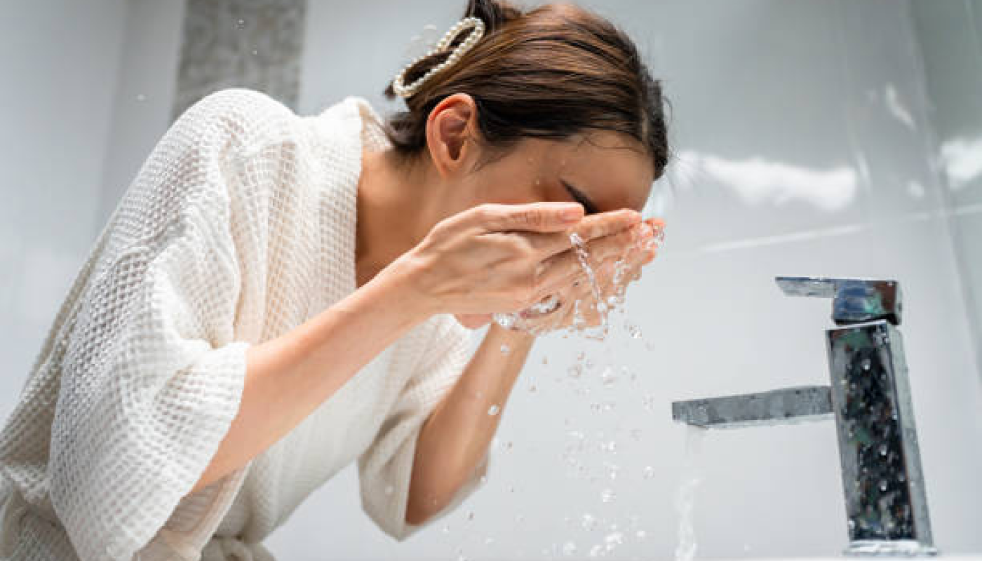 冷水または熱すぎるお湯で洗う