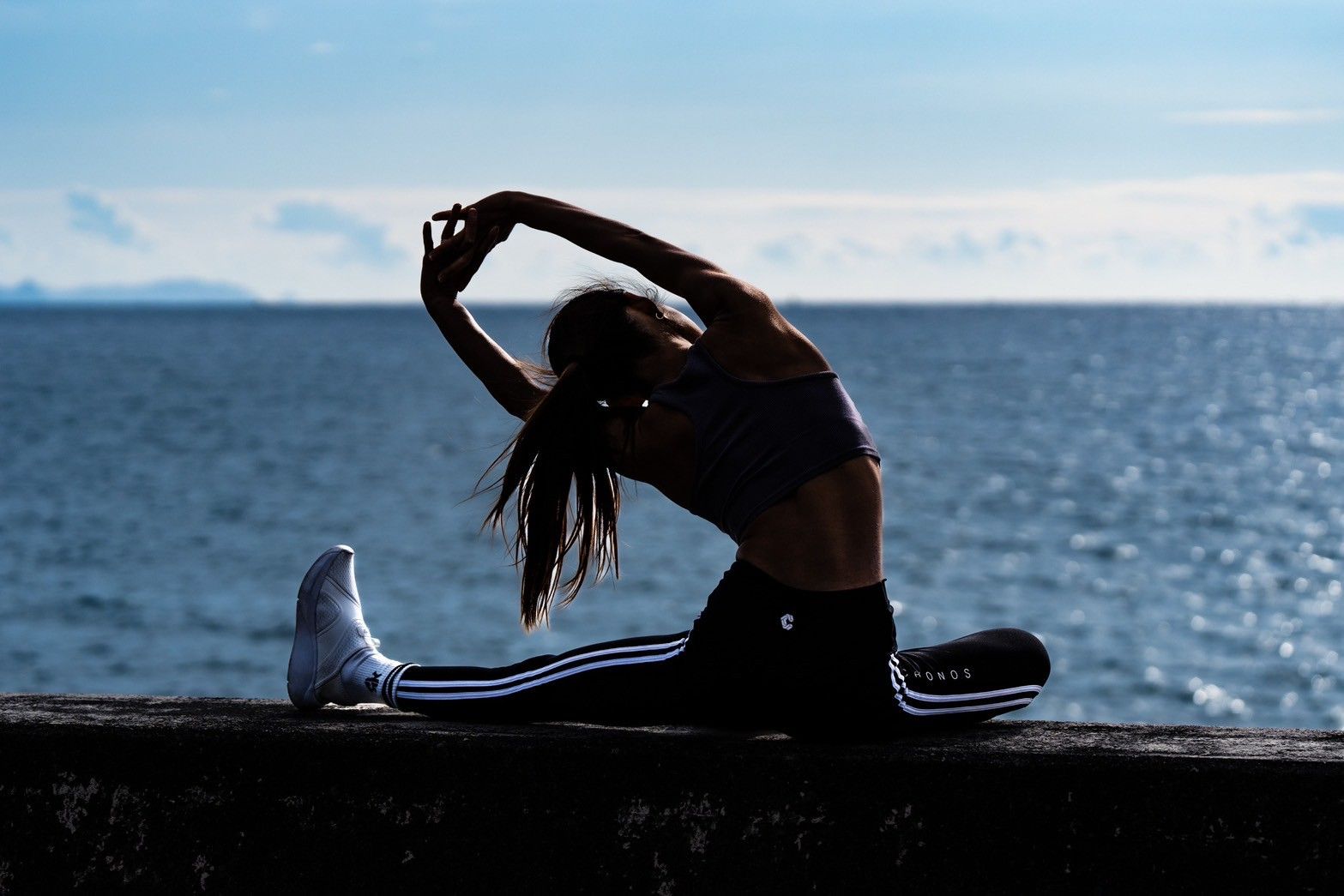 海辺でストレッチをする大石さん