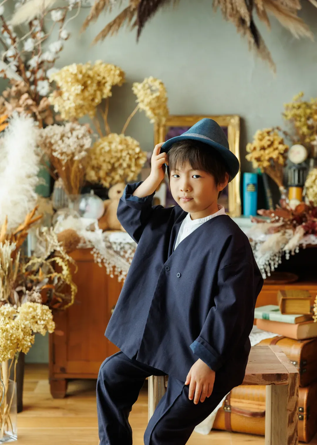 紺の和装と帽子を着けてアンティーク雑貨の前に座る5歳男の子の七五三記念写真(野々市市)|ヤマダフォト