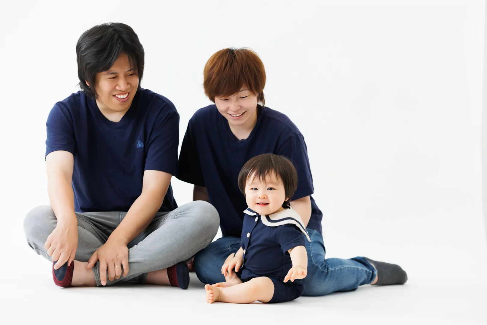 1歳誕生日 男の子 両親と一緒にお祝いフォト 小松市 写真スタジオ