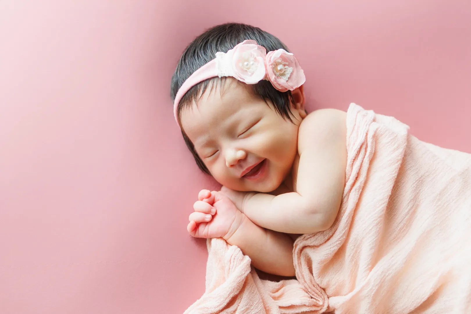 ニューボーンフォト 女の子 赤ちゃん ピンクのおくるみ撮影 石川県能美市 ヤマダフォト