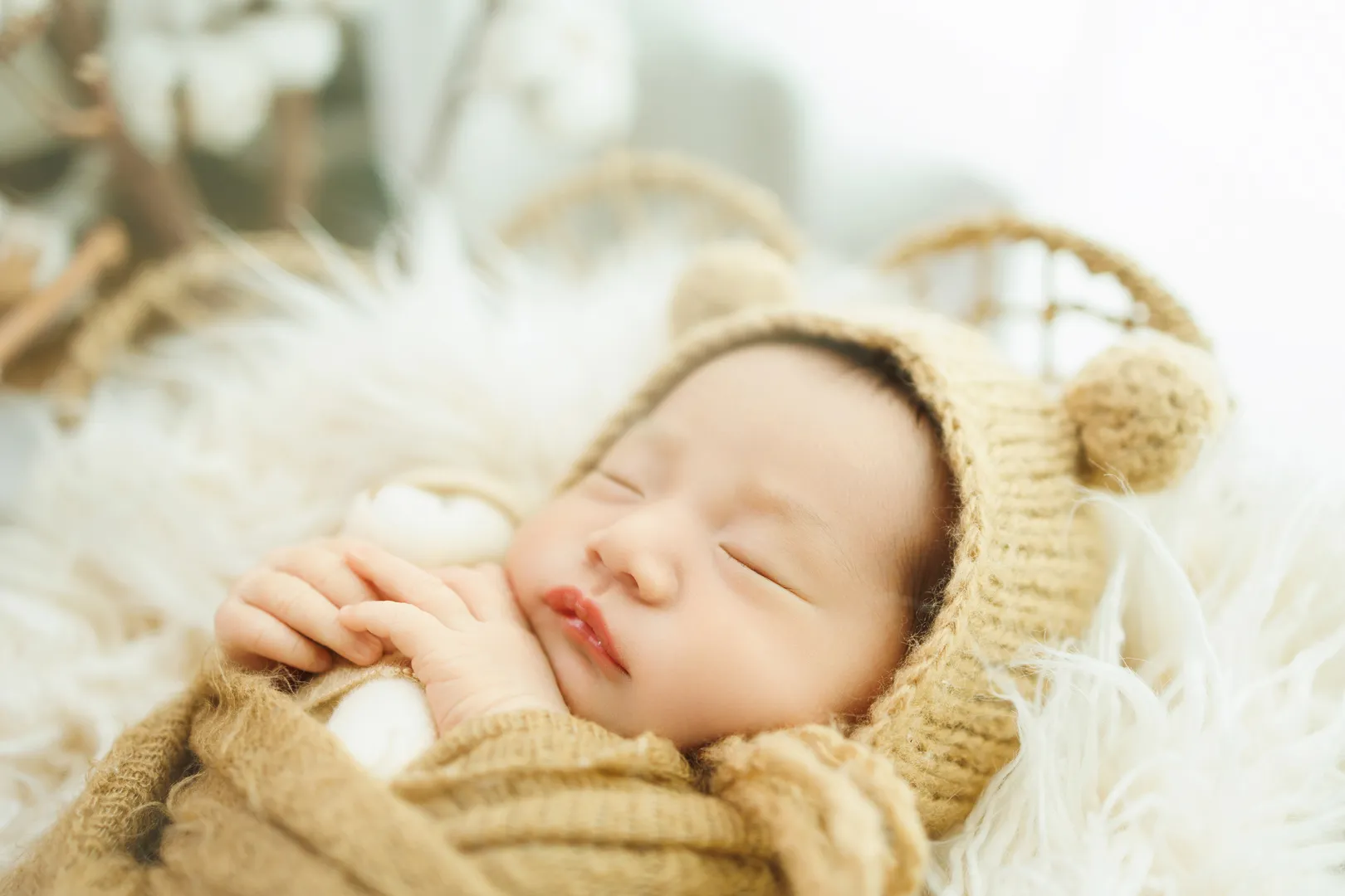 ニット帽をかぶり毛布に包まれて眠る新生児のニューボーンフォト(野々市市)|ヤマダフォト