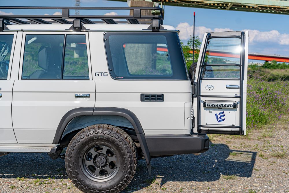 ランクル70 フラッグポール gdj76 新型ランドクルーザー70(GDJ76)にBRADLEY Vのリアルカラー