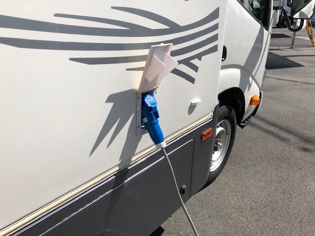 キャンピングカー　外部充電