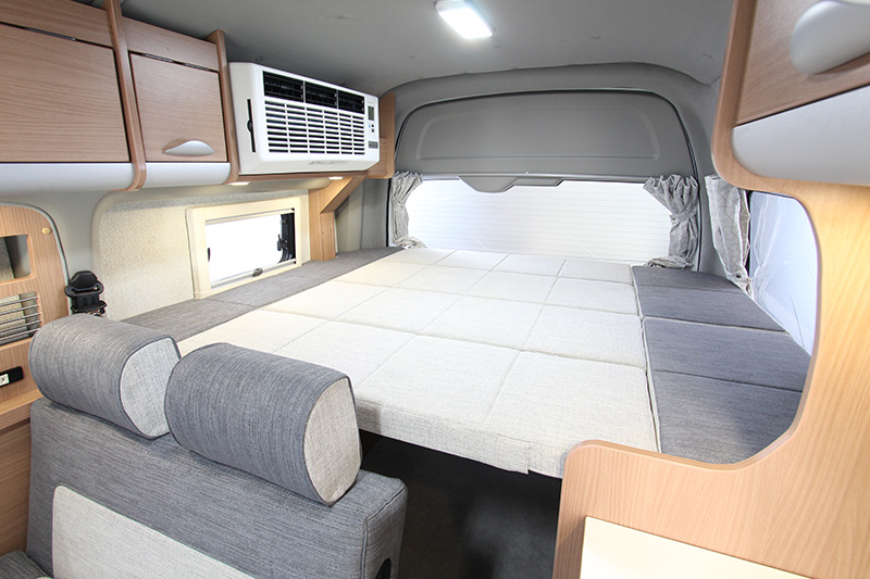 充実した車両設備（4WD, FFヒーター, ソーラーパネル完備）