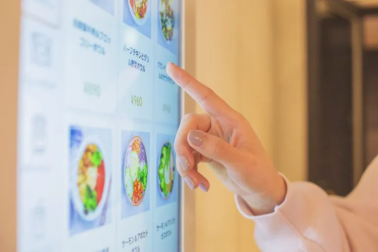 OMO時代に進化するデジタルサイネージ。パーソナライズ化で変わるCXと