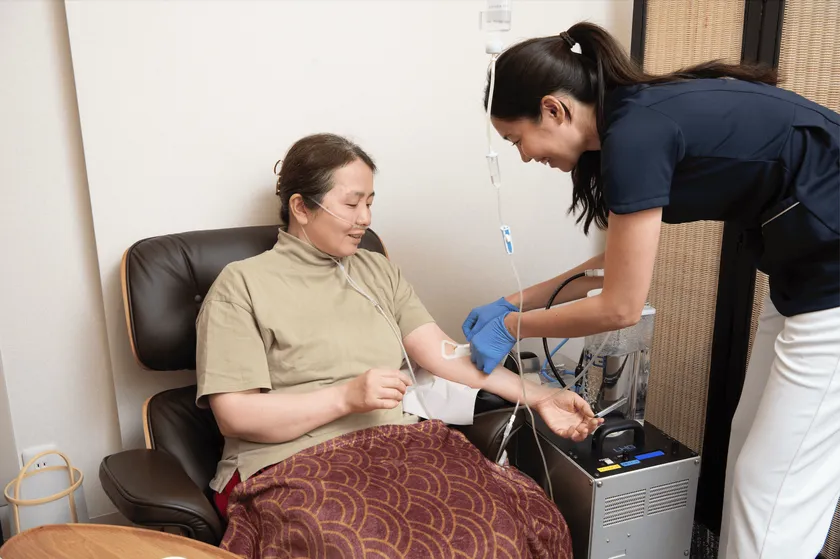 慣れたスタッフによるブレインチャージ点滴刺入の風景