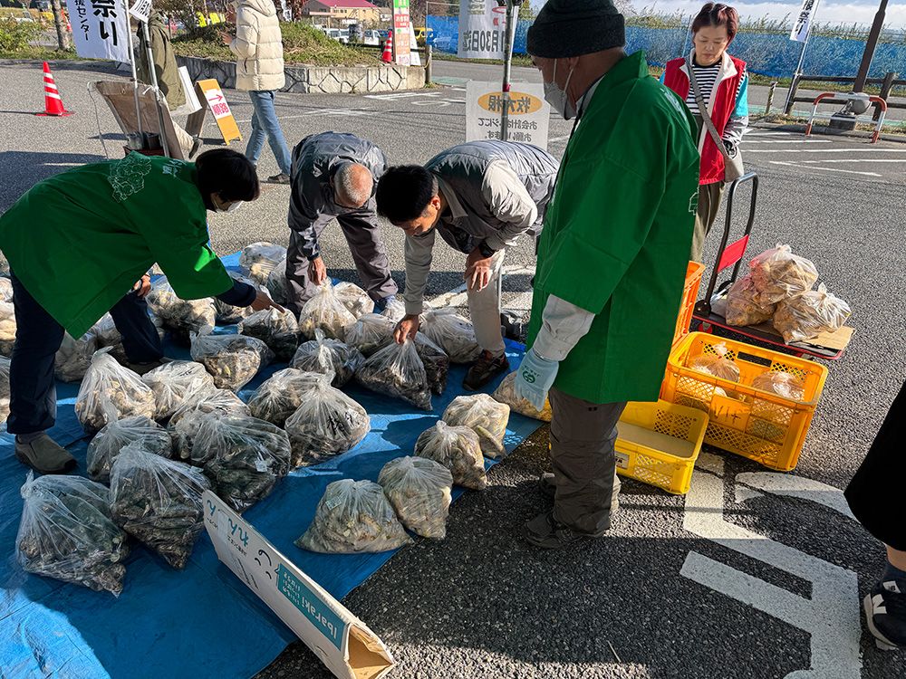 写真2-1-5. 牧大根を選ぶ買い物客