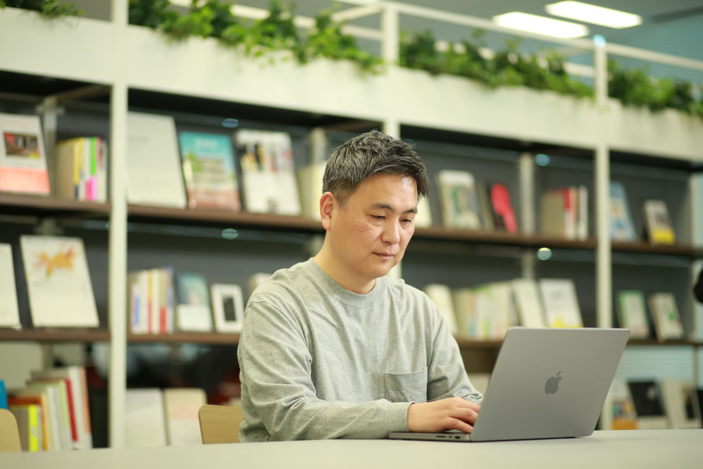 ノートPCで作業をするデジタル庁 CCO 山本 教仁の写真