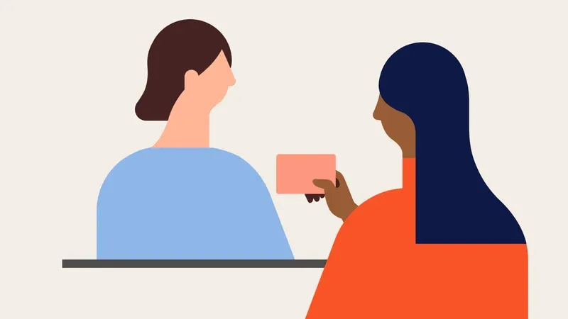 マイナンバーカードを持っている人物のイメージ
