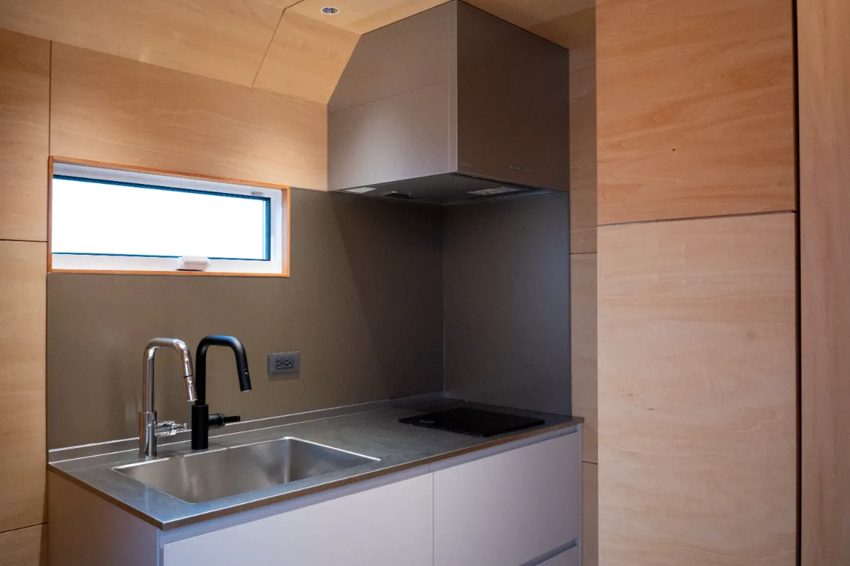 PL@CEのトレーラーハウス内のシンク。移動式の空間でありながら、水の利用が可能。