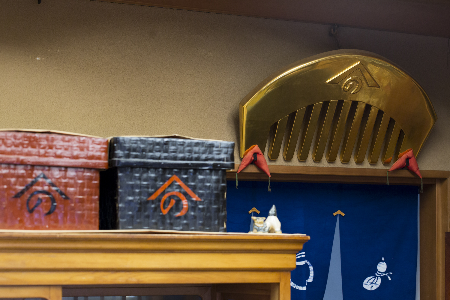 老舗浅草よのや 本つげ櫛 ケース付 山に「の」 ｜よの