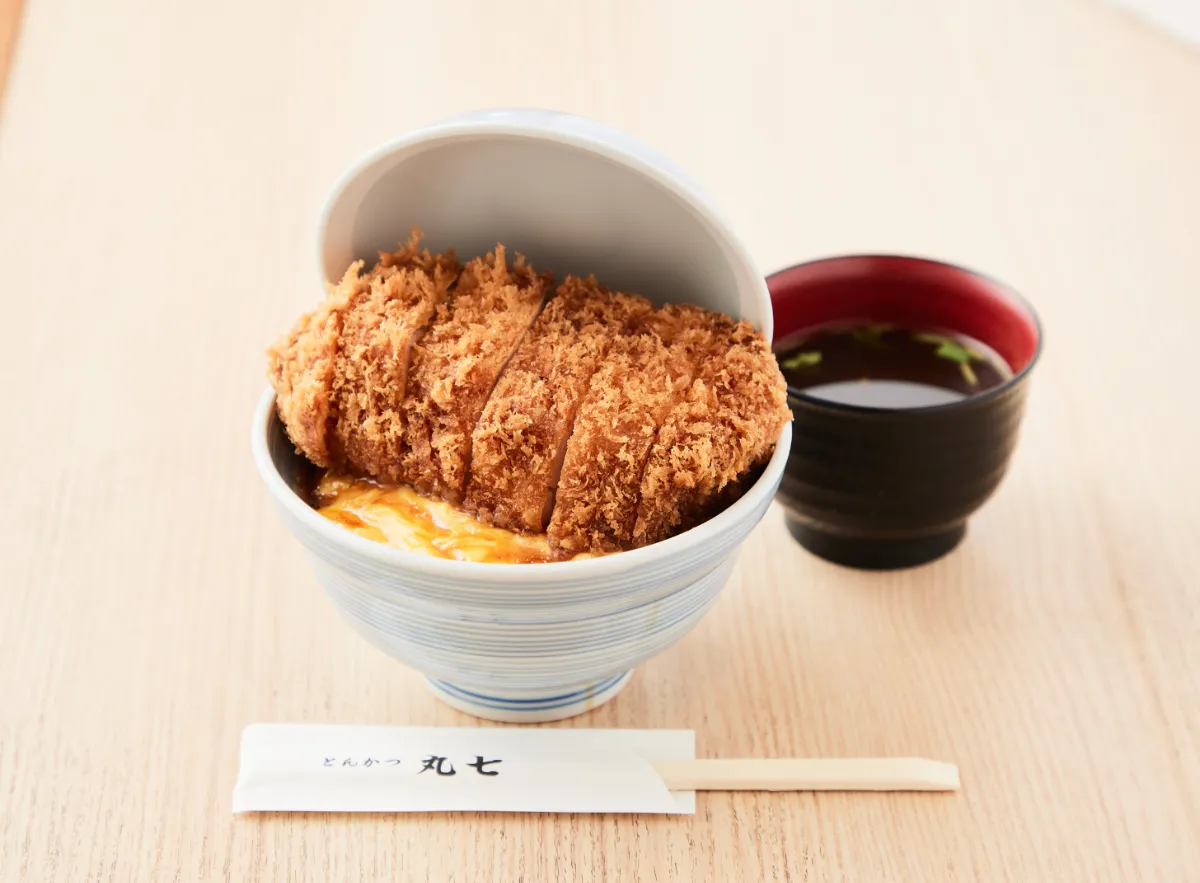 とんかつ「丸七」 | 卵でとじない分厚いかつ丼