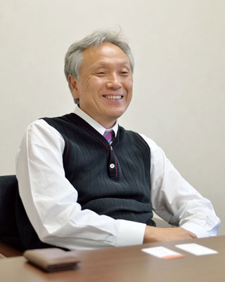 席に着いて笑顔で人と話している、おだやか会計事務所代表の渡辺誠