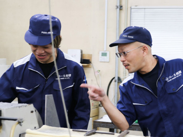 先輩社員と作業について話す川下さん