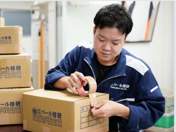 田玉さんが製品を梱包している様子