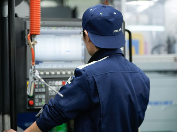 阿部さんが機械を操作している後ろ姿