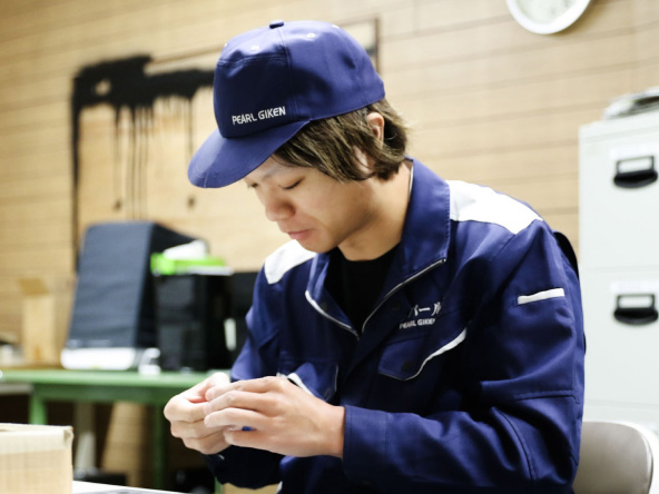 川下さんが作業に集中している様子