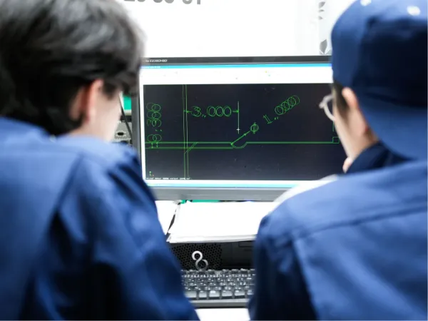 CAD/CAMを用いて加工プログラムを設計する技術者の作業風景