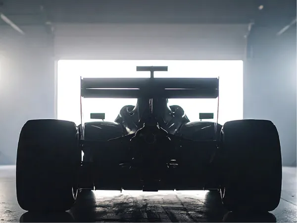 レース用バイクがサーキットを走行する様子（高精度なレース部品製造を象徴） 