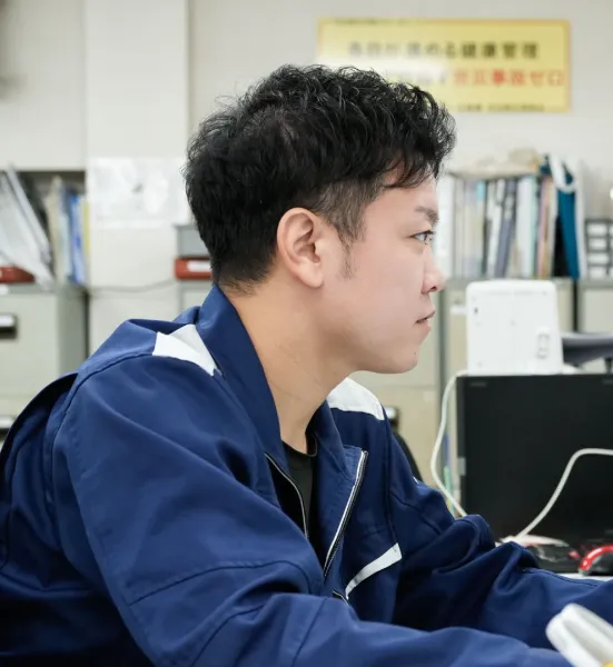 田玉さんがデスクで作業している様子