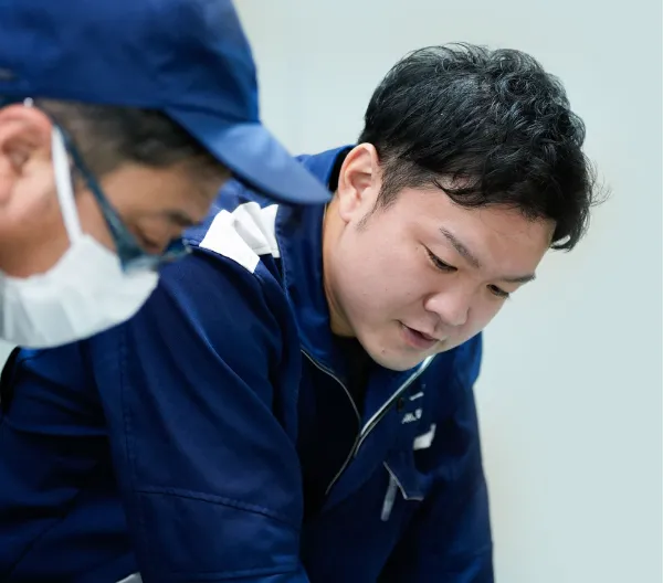 技術相談を行いながら製造方法を検討するパール技研の技術者